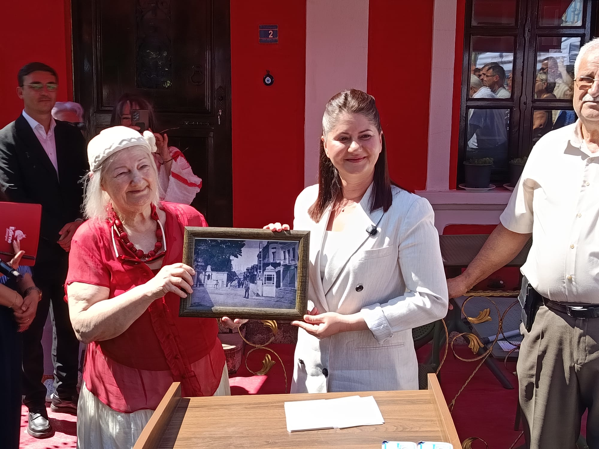 Edirne Belediyesi tarafından bir süredir ‘Mor Ev Kadın Atölyesi’ olarak hizmet veren sivil mimarlık örneği tarihi yapı, aslına uygun şekilde elden geçirilip kentin simge rengi olan Edirne Kırmızısına boyanarak ‘Hanımeli’ adıyla yeniden kapılarını açtı.